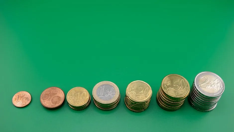 Graphique de rendement d'un fonds euros sur un bureau, à côté d'un contrat d'assurance vie